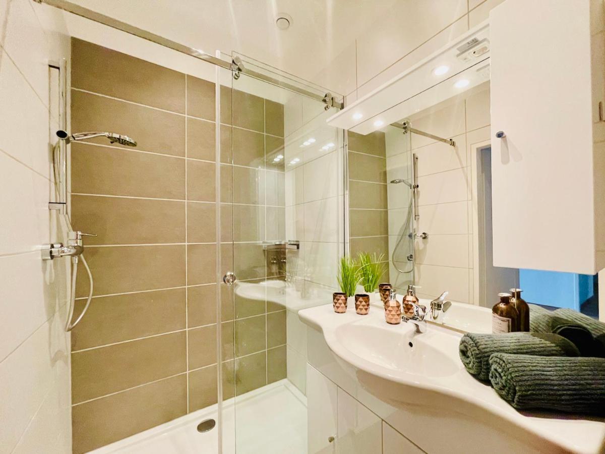 Colorful & Quiet Apartment In Beautiful Viennese Building Kültér fotó